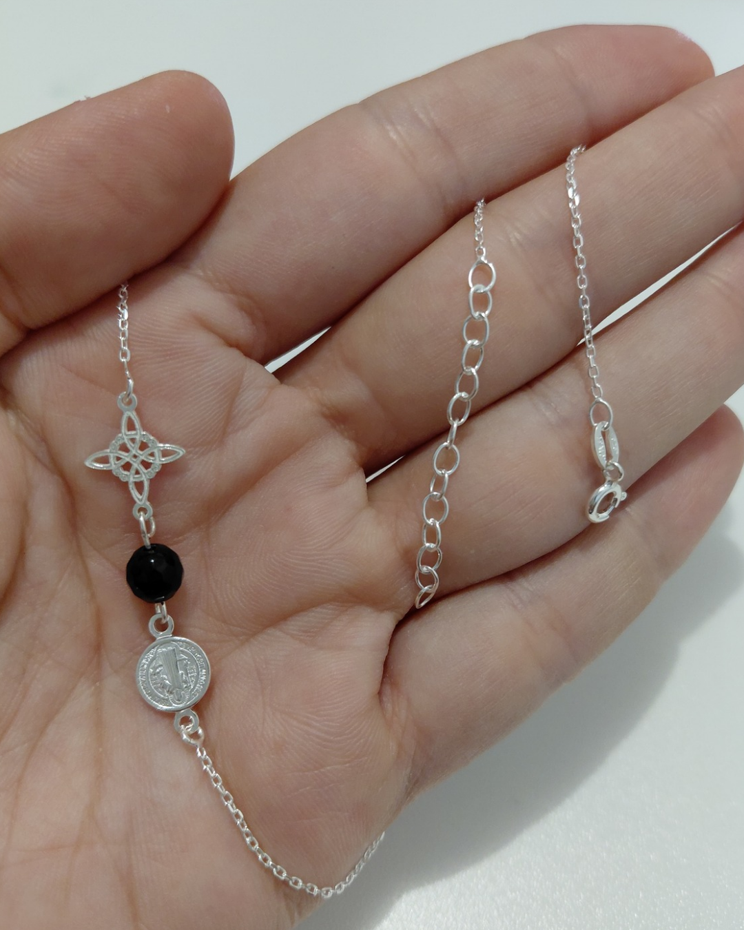 Collar Nudo de Bruja y San Benito con Piedra Natural de Plata de Ley