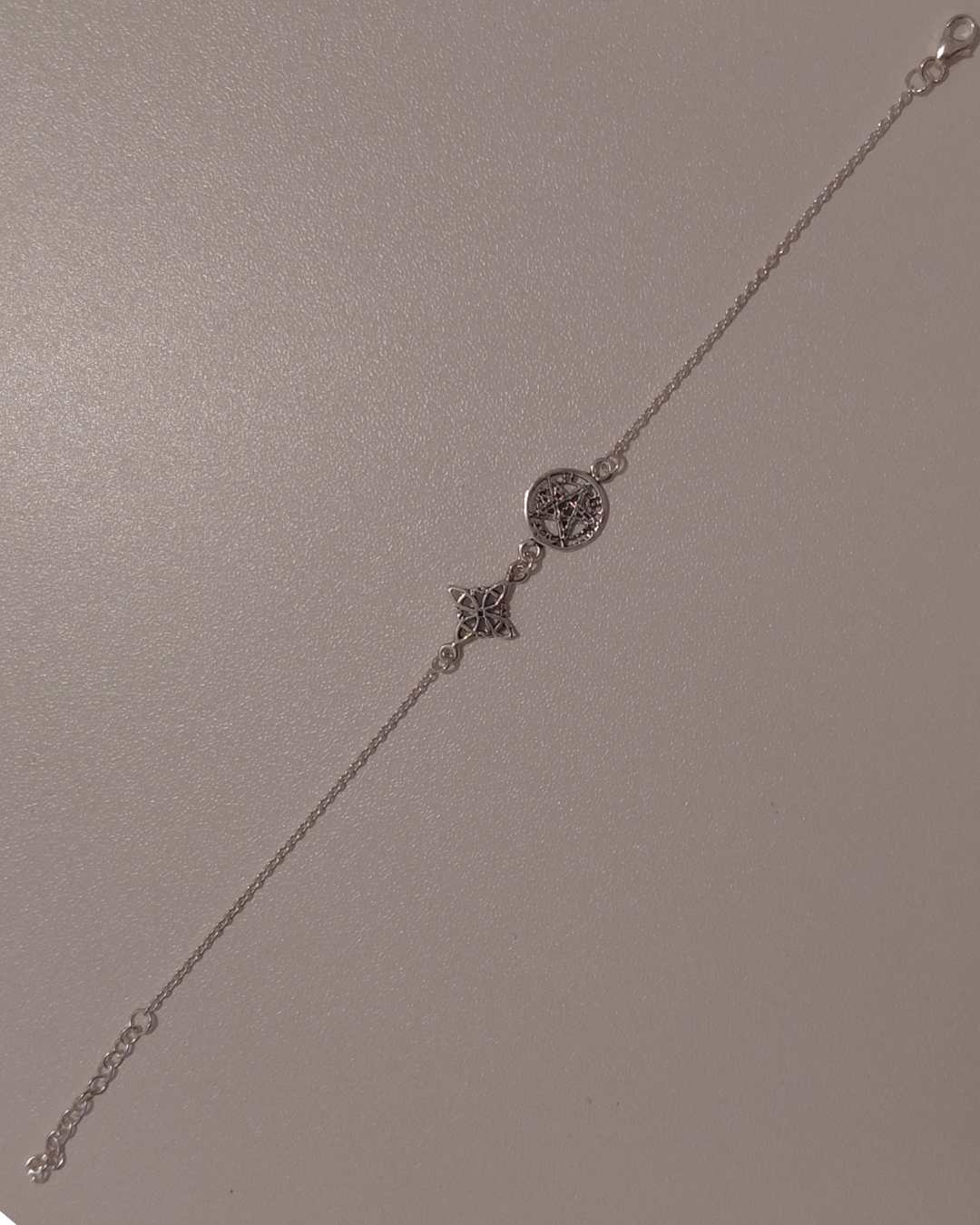 Pulsera Doble Protección Nudo de Bruja y Tetragramatón de Plata de Ley