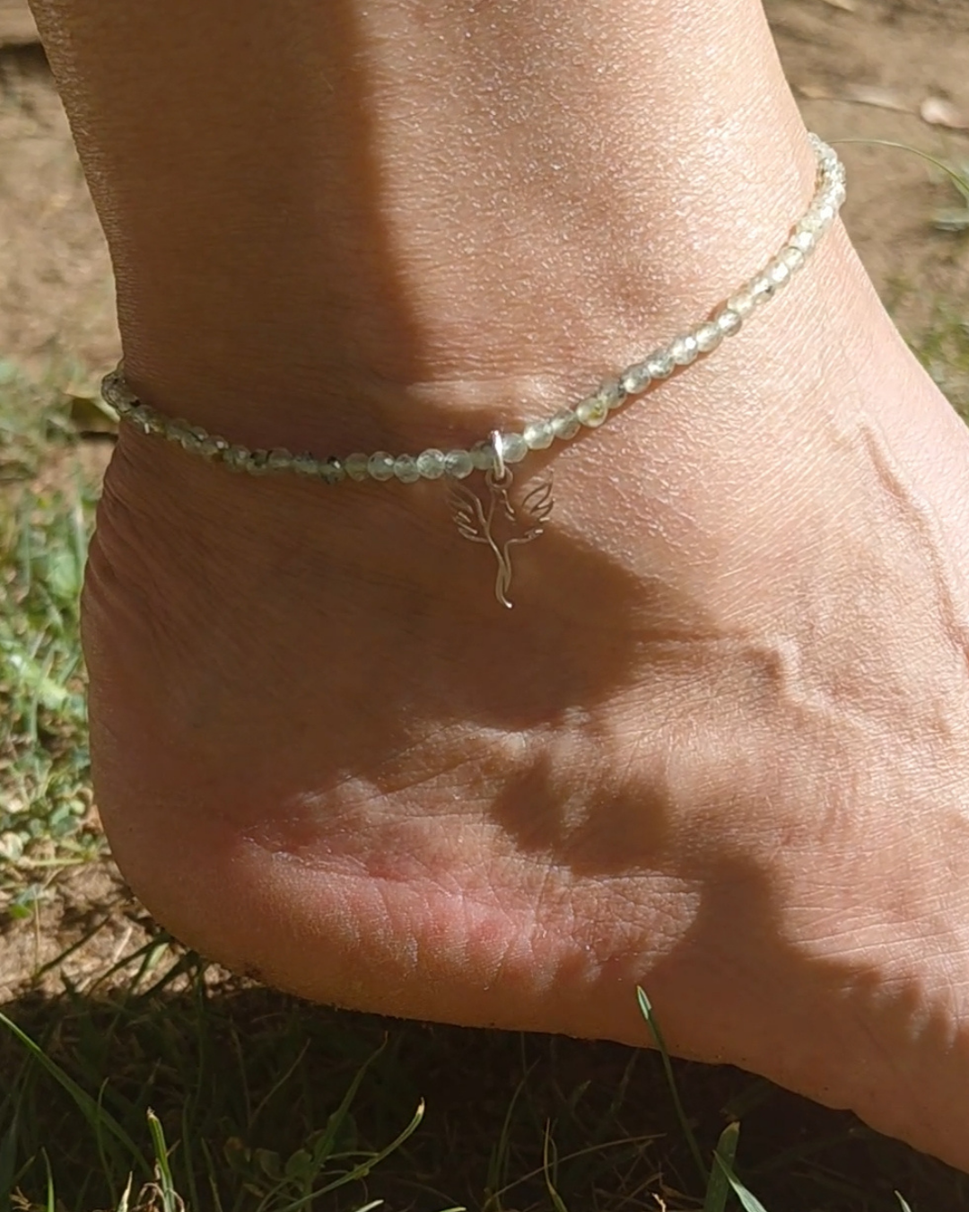 Tobillera piedra Prehnita y Ave Fénix de Plata