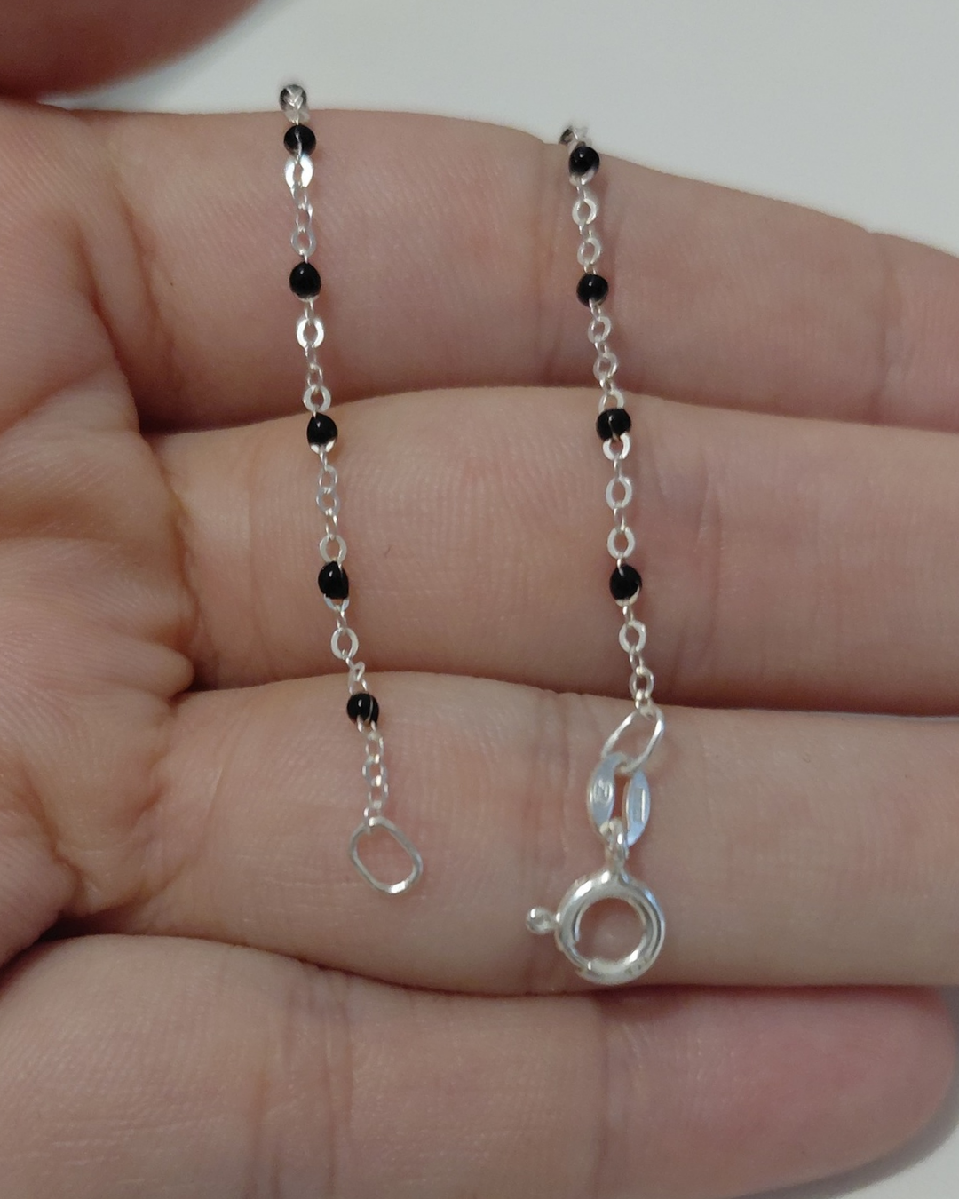 Collar Nudo de Bruja con Bolitas Negras y Ónix de Plata de Ley