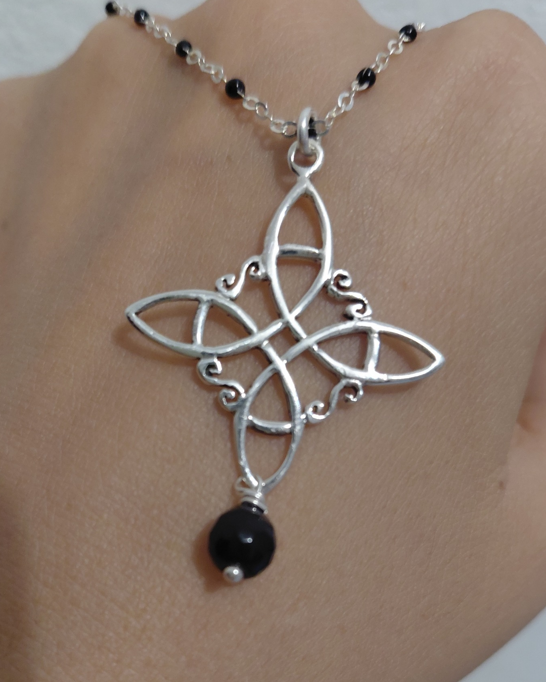 Collar Nudo de Bruja con Bolitas Negras y Ónix de Plata de Ley