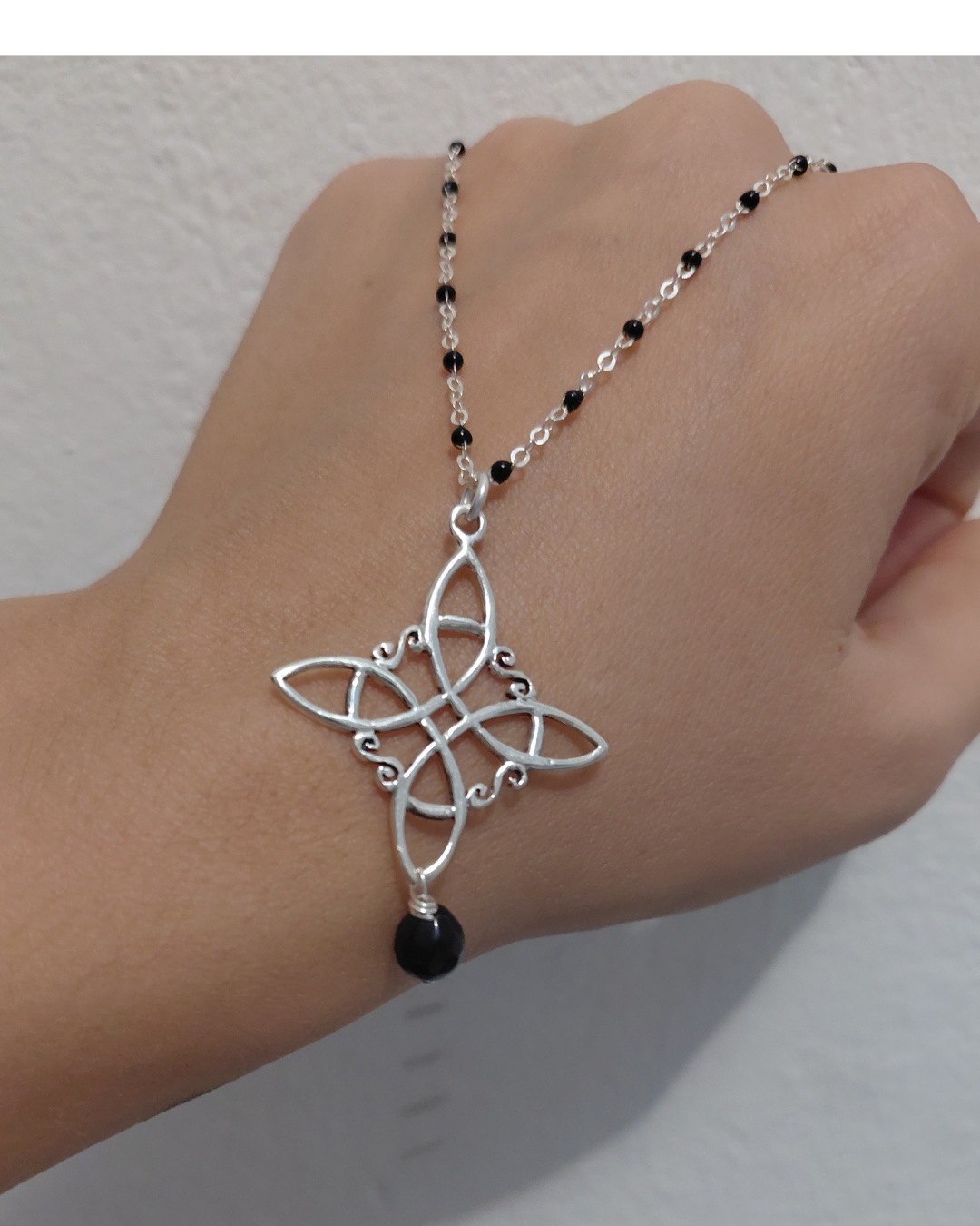 Collar Nudo de Bruja con Bolitas Negras y Ónix de Plata de Ley