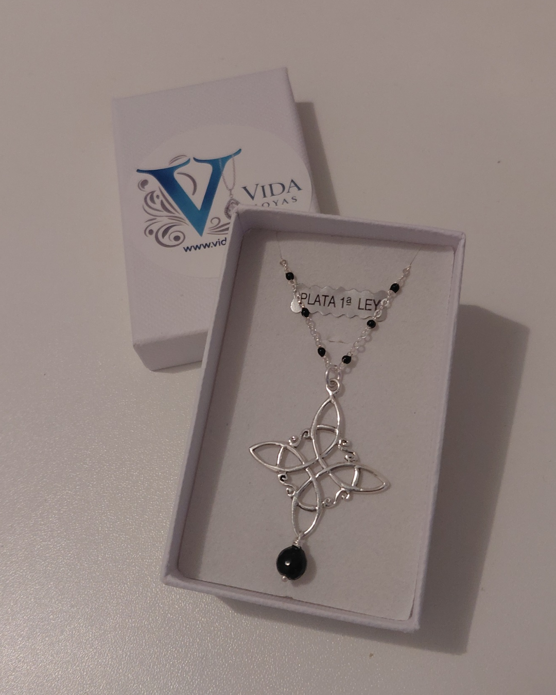 Collar Nudo de Bruja con Bolitas Negras y Ónix de Plata de Ley
