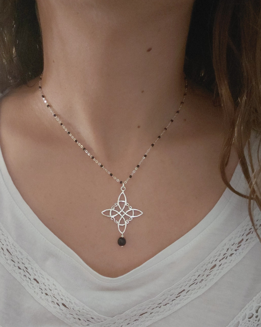 Collar Nudo de Bruja con Bolitas Negras y Ónix de Plata de Ley