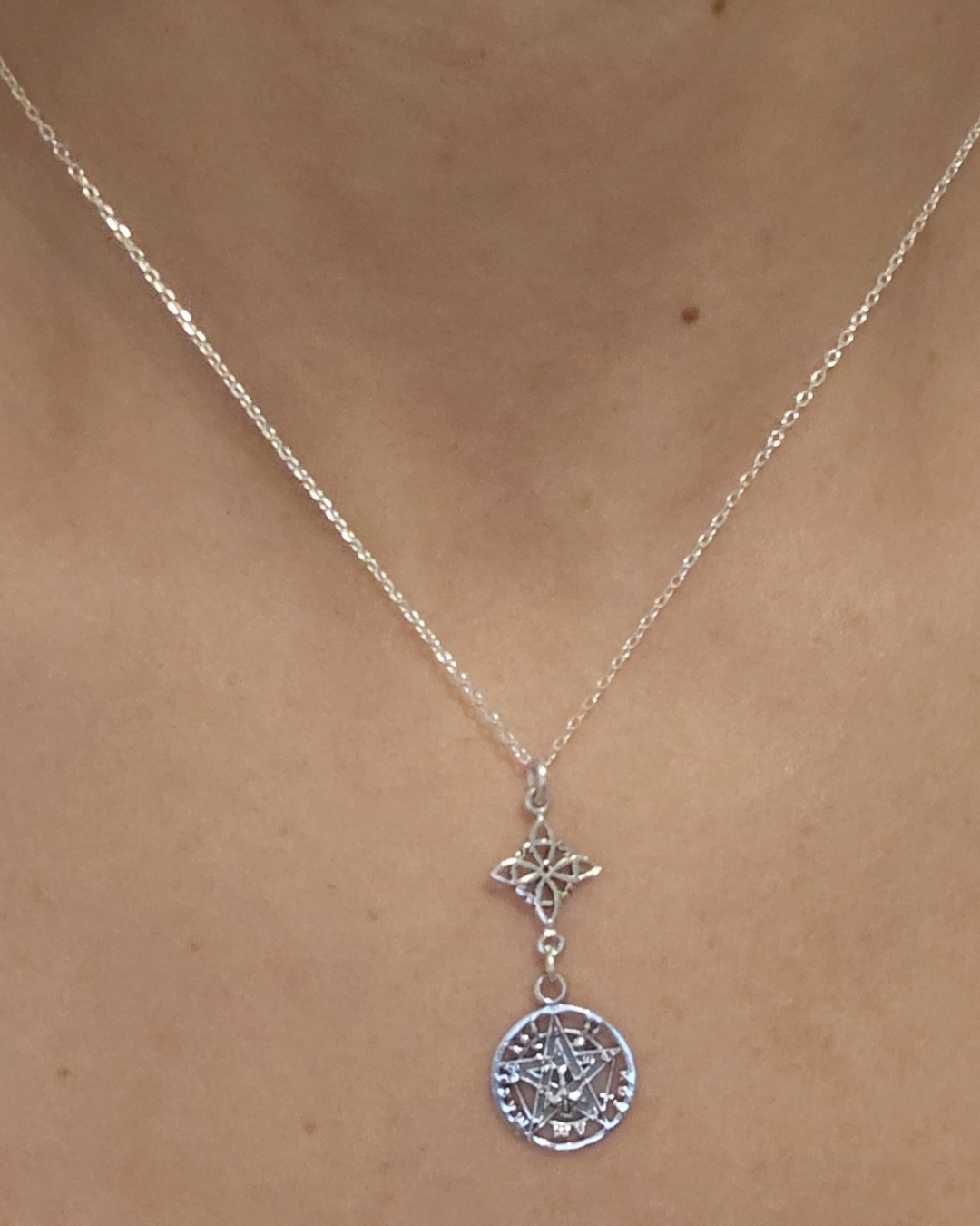 Collar Doble Protección Nudo de Bruja y Tetragramatón de Plata de Ley