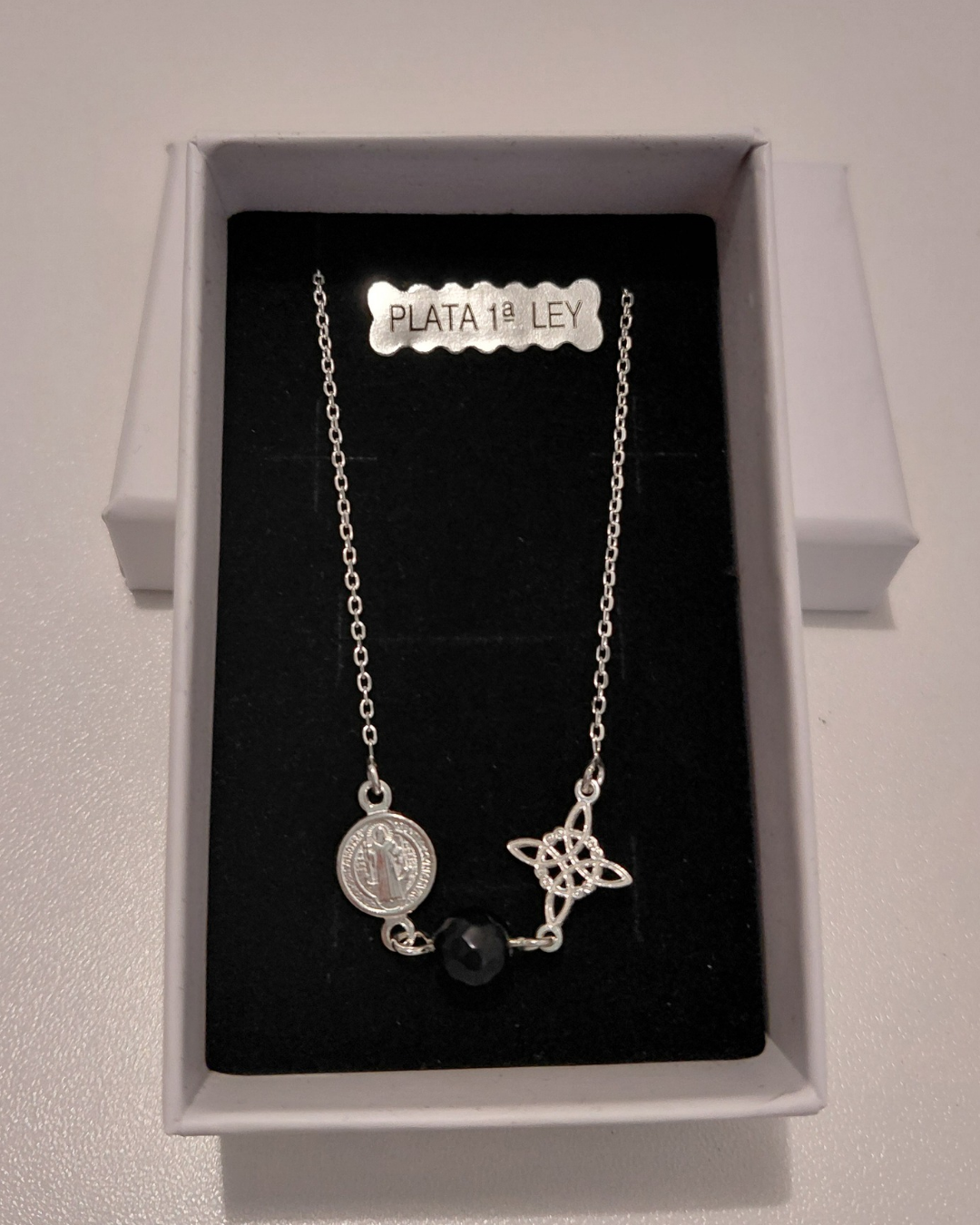 Collar Nudo de Bruja y San Benito con Piedra Natural de Plata de Ley