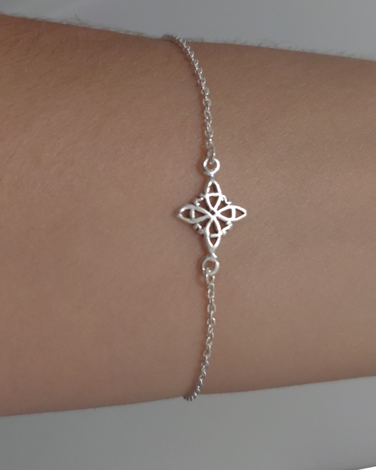 Pulsera con pequeño Nudo de Bruja