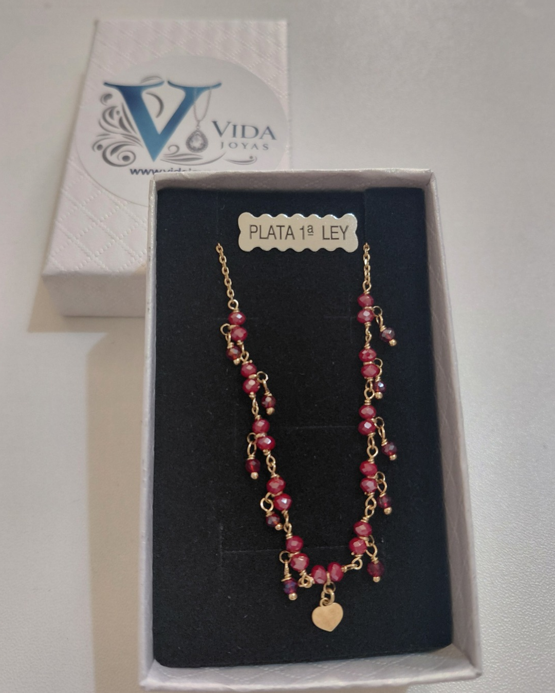 Tobillera de Plata Bañada en Oro con Piedras Burdeos y Corazón Dorado