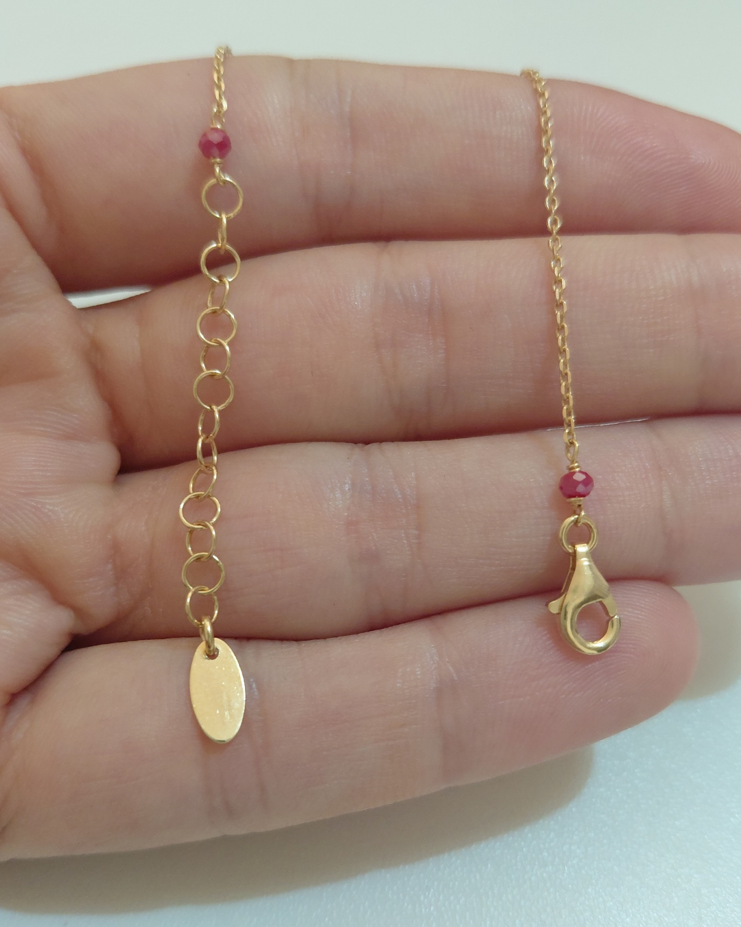 Tobillera de Plata Bañada en Oro con Piedras Burdeos y Corazón Dorado