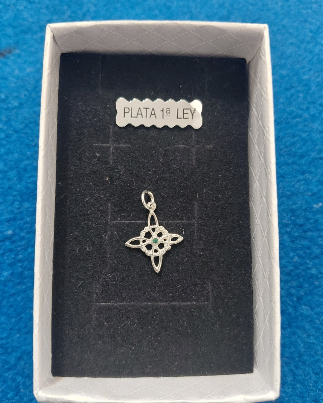 Colgante Nudo de Bruja con Brillantito