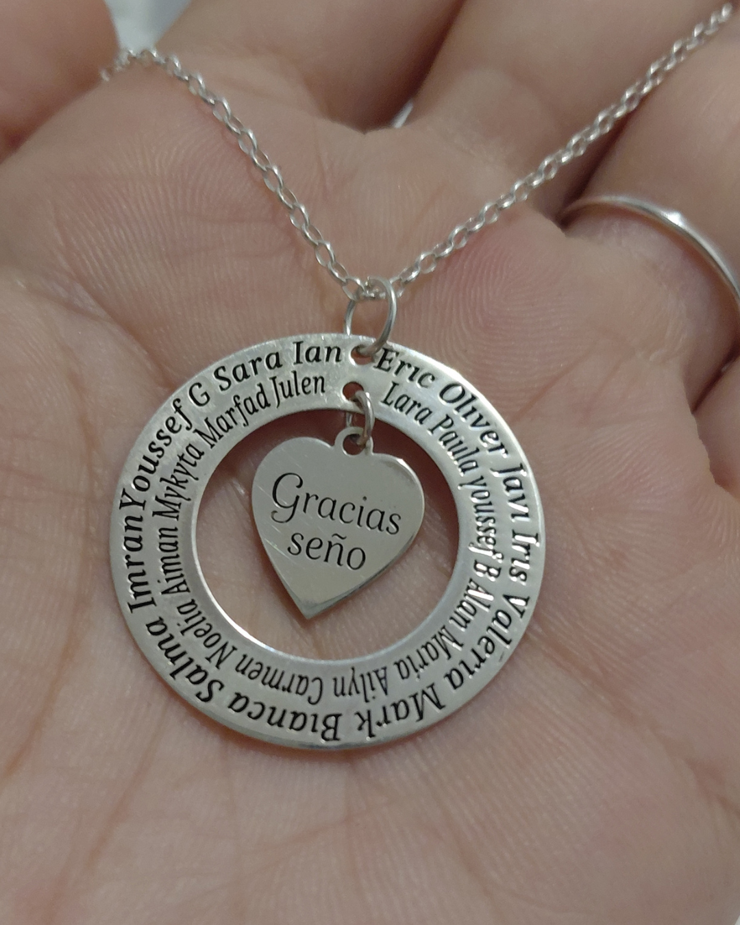 Collar Personalizado Gracias Seño · Aro con Corazón Grabado en Plata