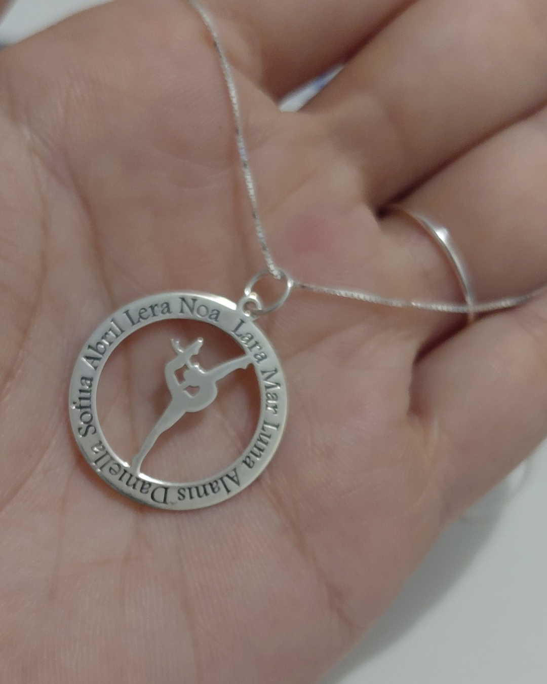 Collar Personalizado Gimnasia · Aro con Gimnasta y Nombres Grabados en Plata