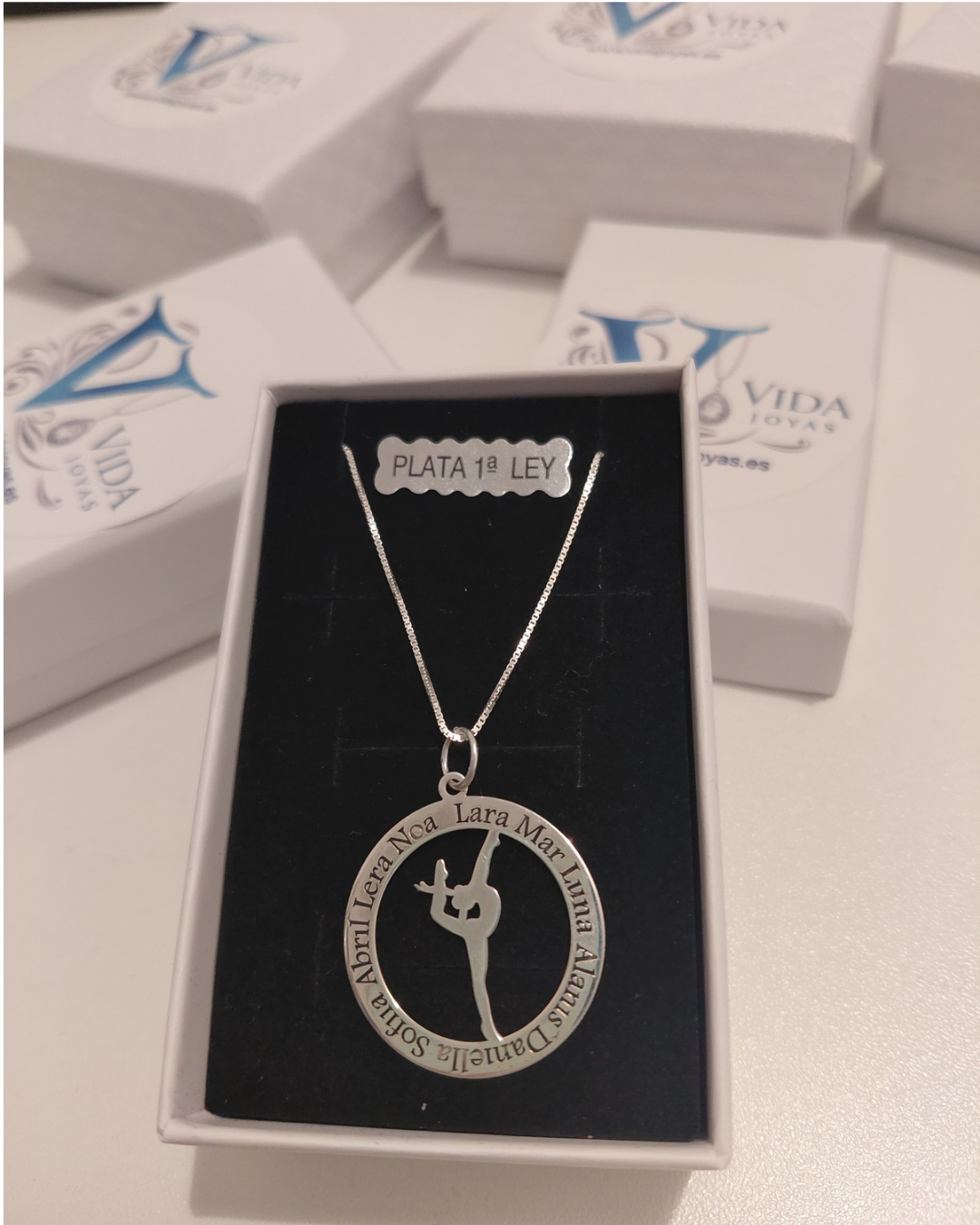 Collar Personalizado Gimnasia · Aro con Gimnasta y Nombres Grabados en Plata