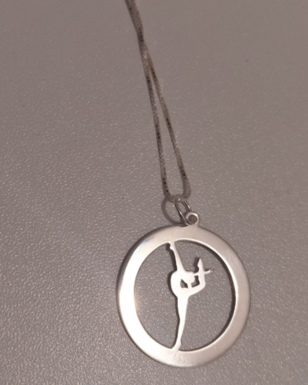 Collar Personalizado Gimnasia · Aro con Gimnasta y Nombres Grabados en Plata