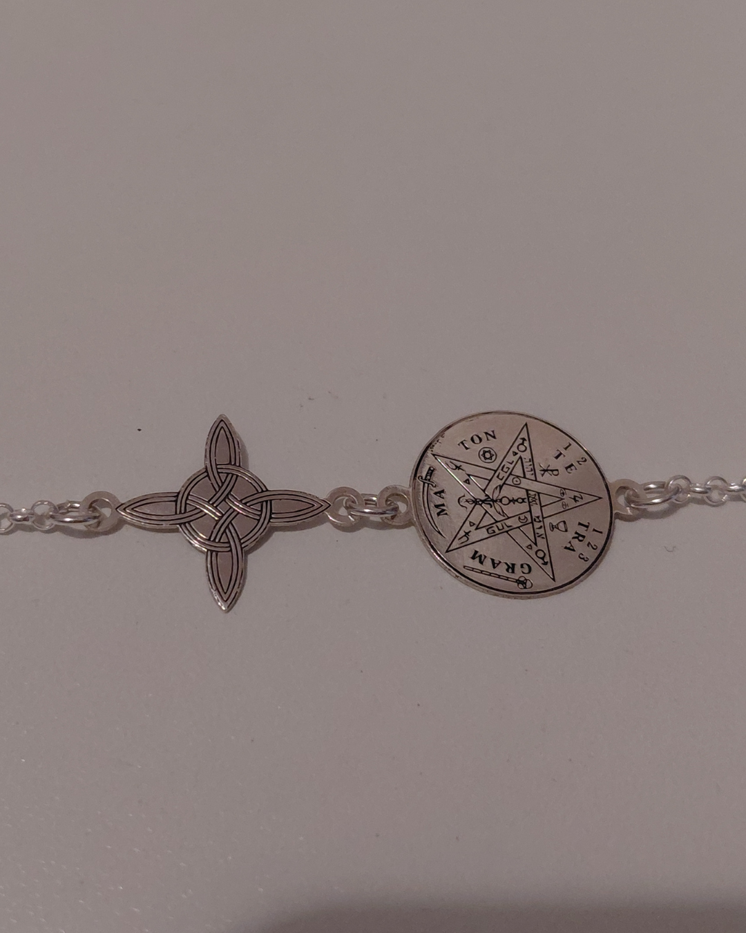 Tobillera nudo de bruja y tetragramatón