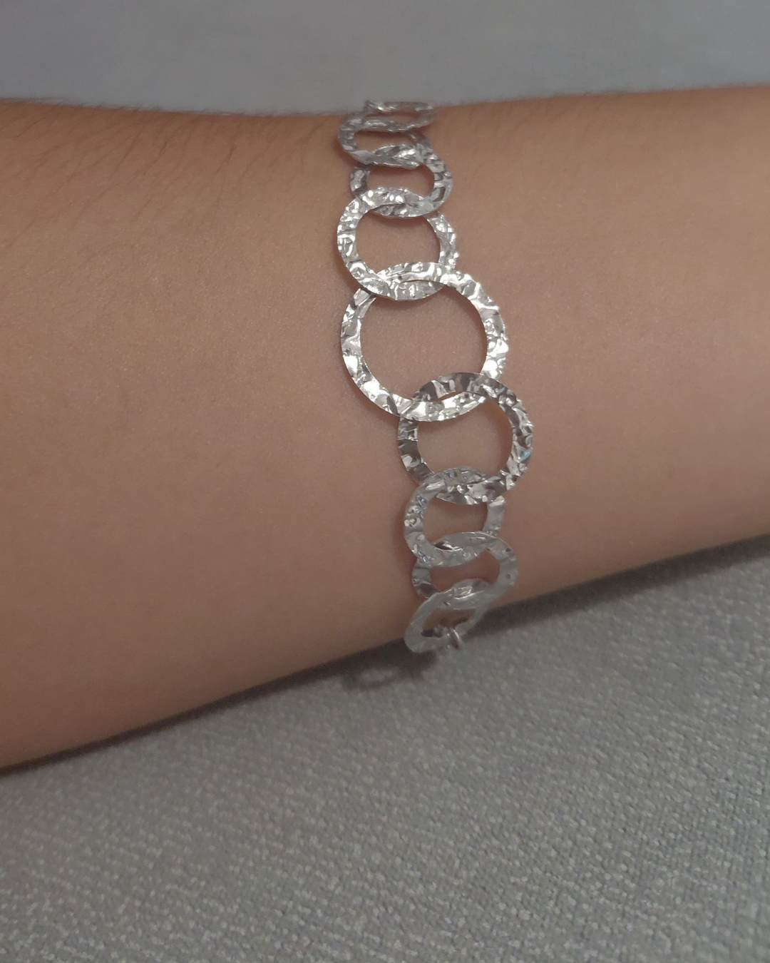Pulsera Círculos Eternos Brillo Martillado