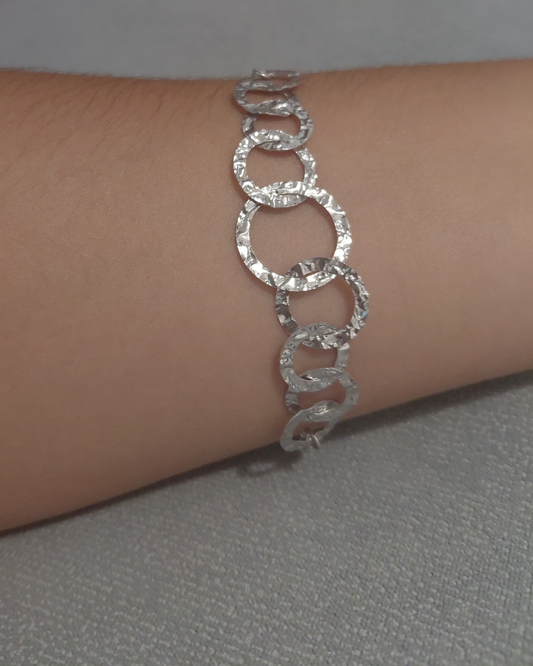 Pulsera Círculos Eternos Brillo Martillado
