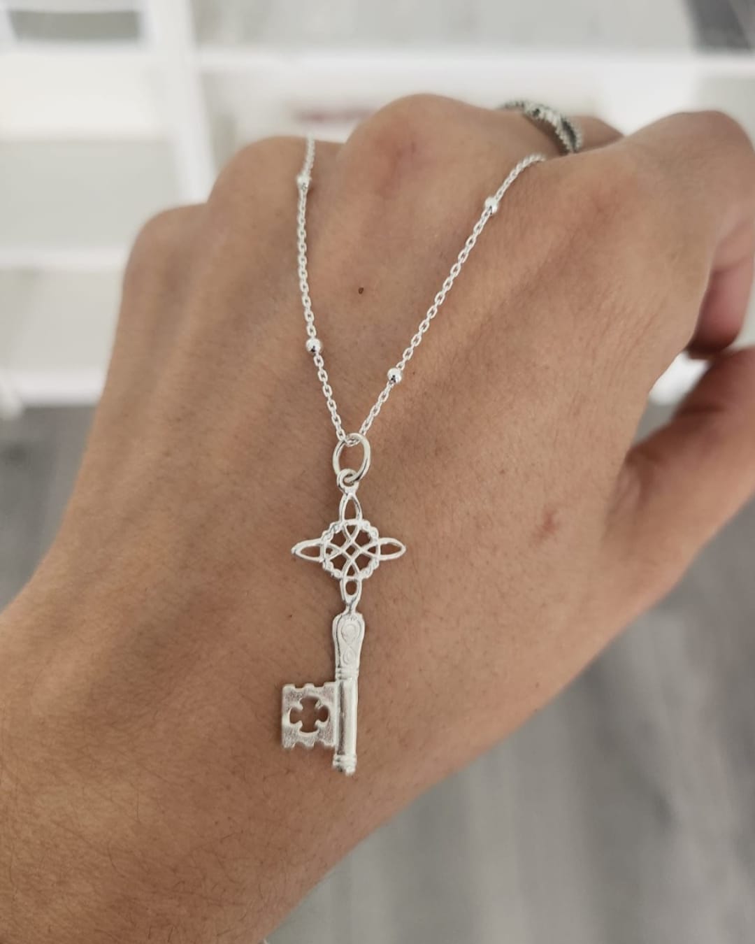 Collar Llave Nudo de Bruja de Plata de Ley