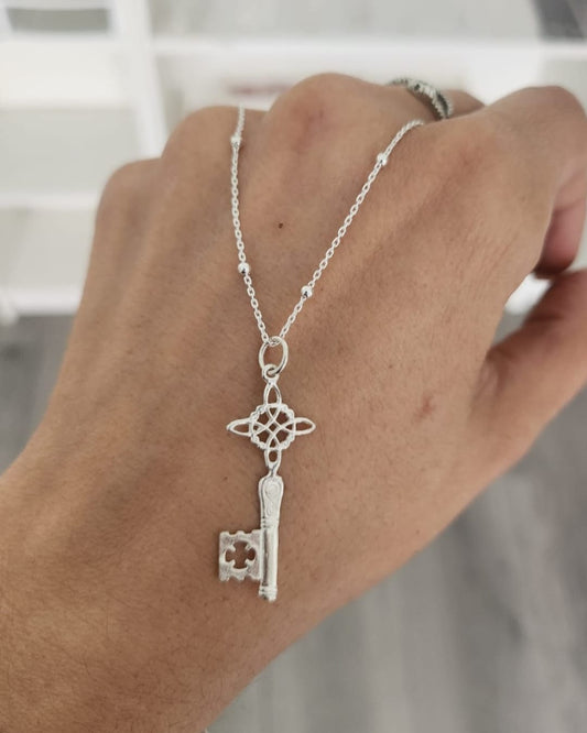 Collar Llave Nudo de Bruja de Plata de Ley