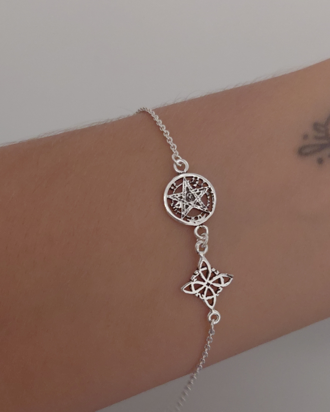 Pulsera Doble Protección Nudo de Bruja y Tetragramatón de Plata de Ley