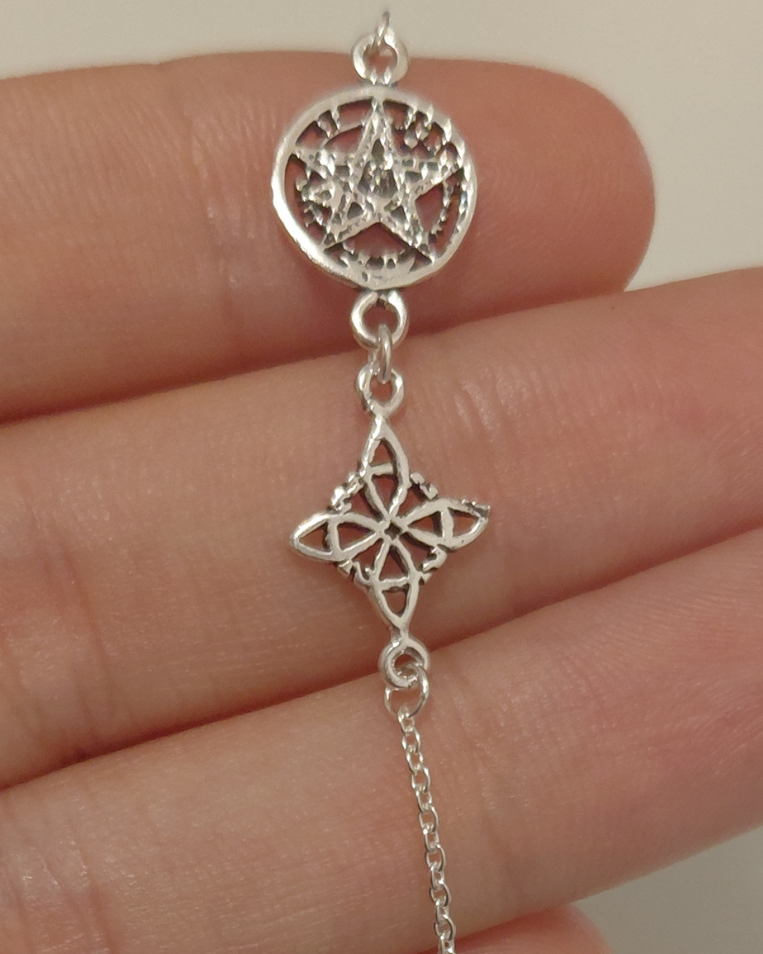 Pulsera Doble Protección Nudo de Bruja y Tetragramatón de Plata de Ley