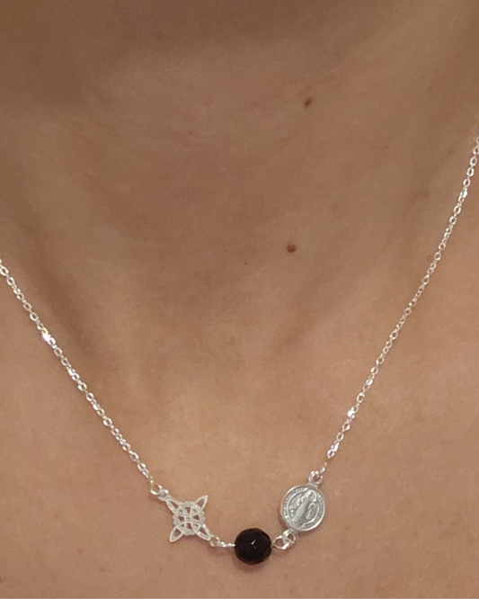Collar Nudo de Bruja y San Benito con Piedra Natural de Plata de Ley
