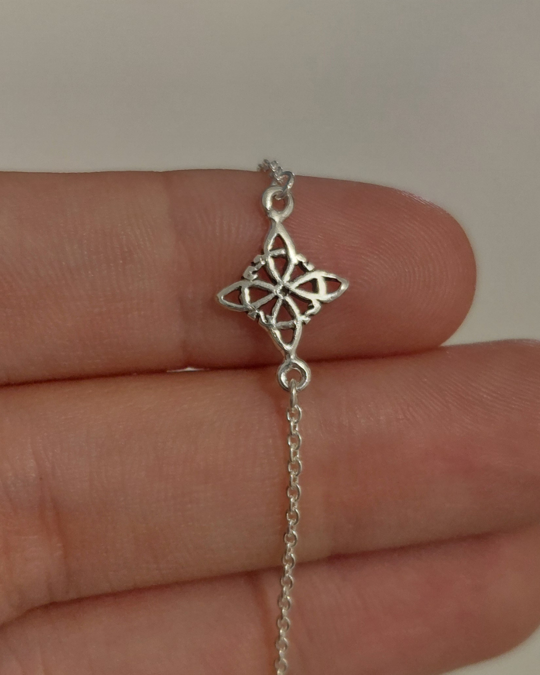 Pulsera con pequeño Nudo de Bruja