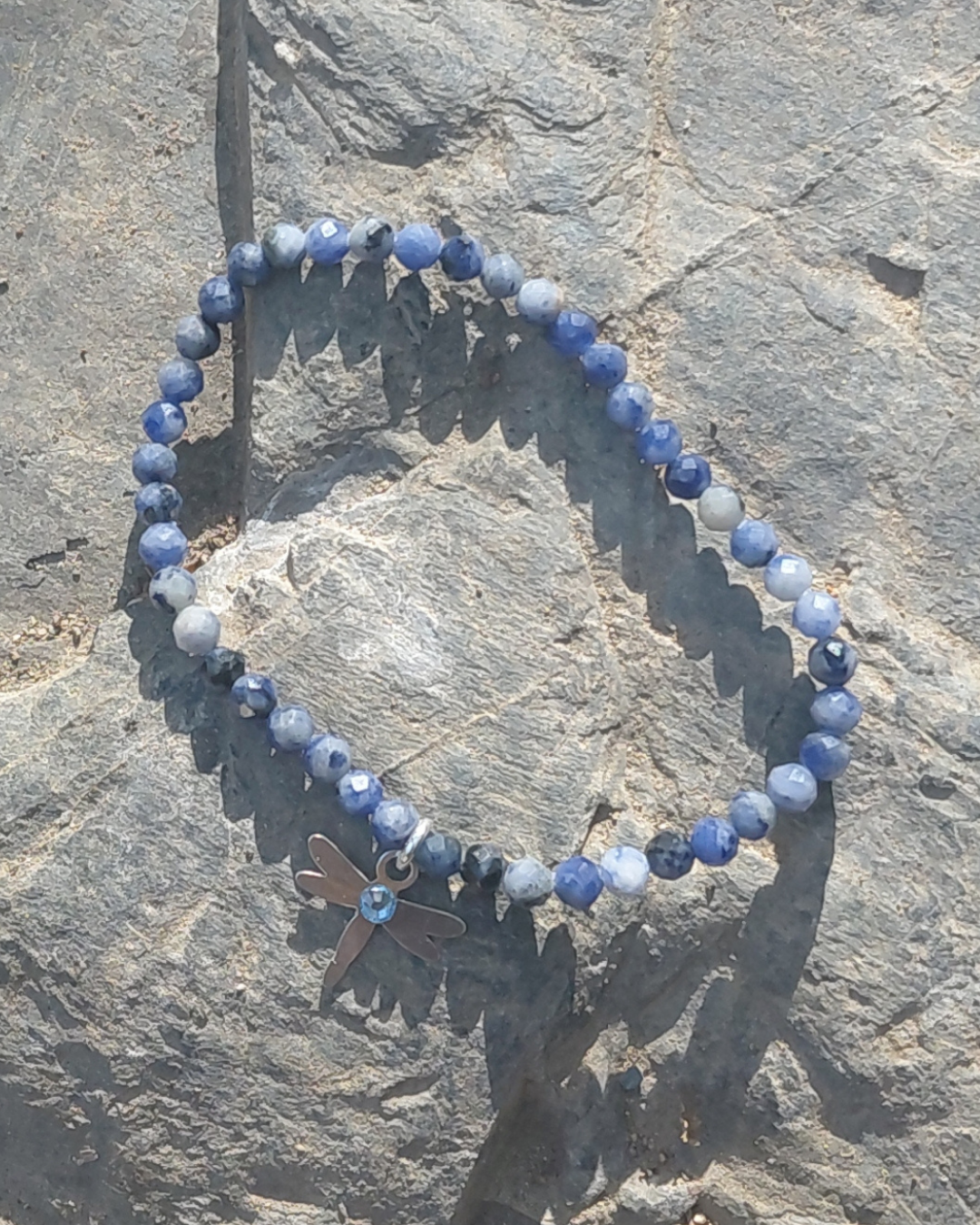 Pulsera Elástica Sodalita y Libélula de Plata