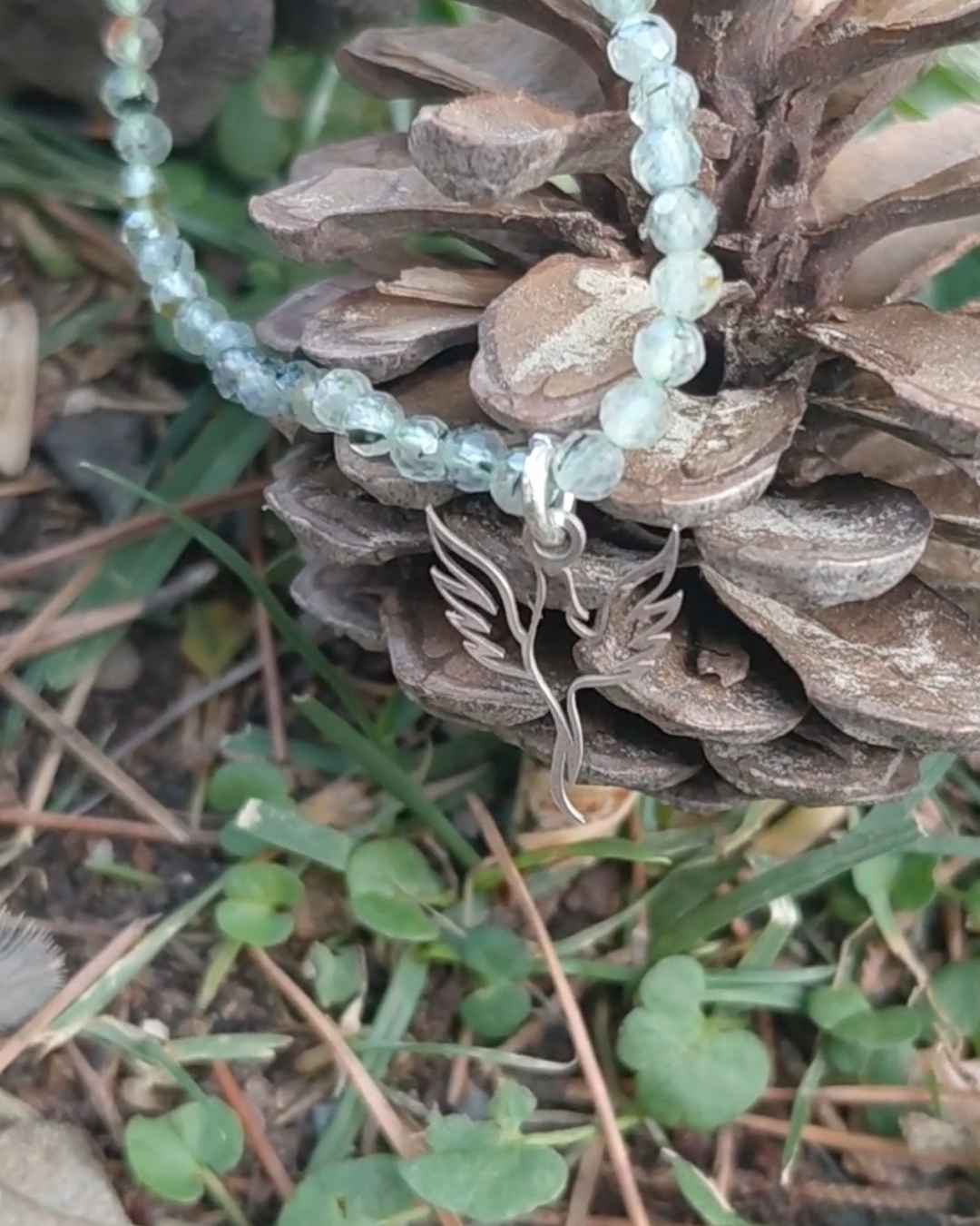 Tobillera piedra Prehnita y Ave Fénix de Plata