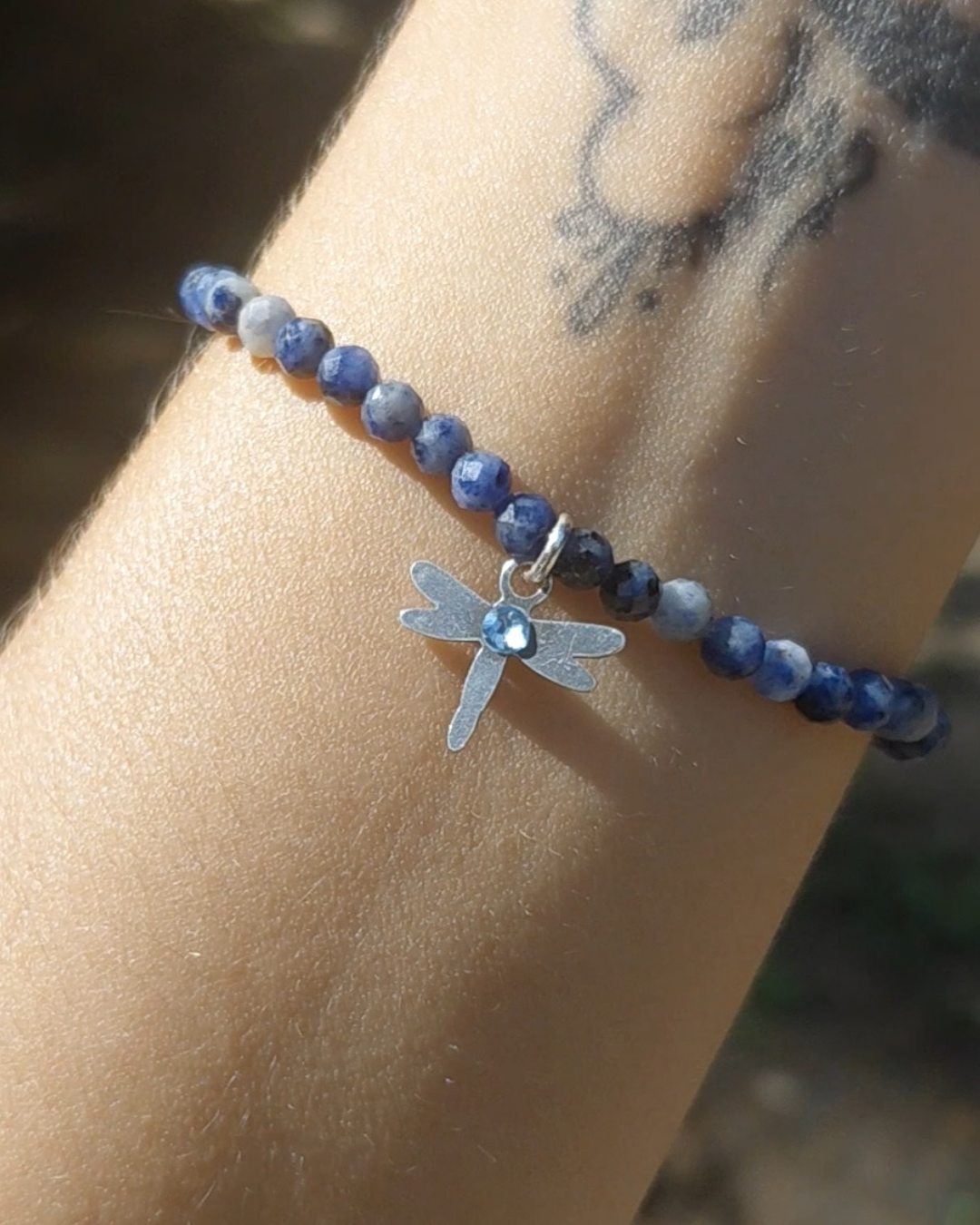 Pulsera Elástica Sodalita y Libélula de Plata