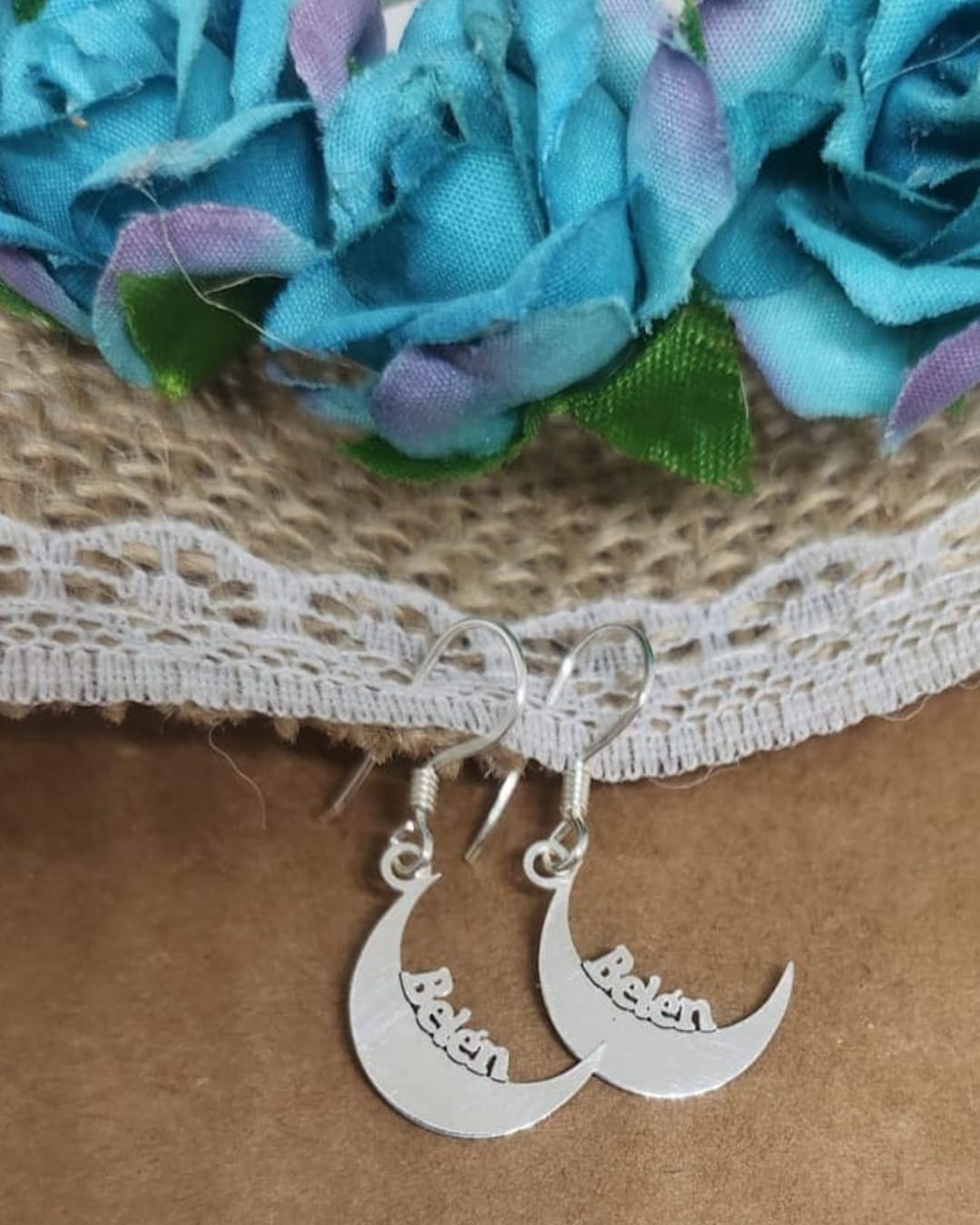 Pendientes de gancho con luna colgante y nombre personalizado