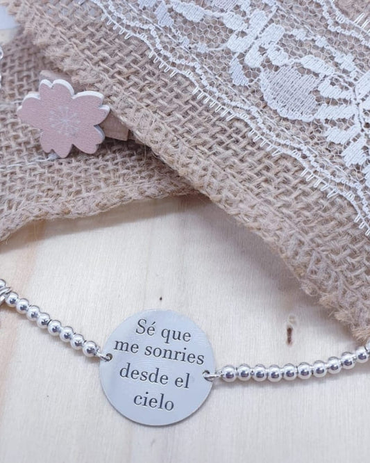 Pulsera de bolitas "Sé que me sonríes desde el cielo"