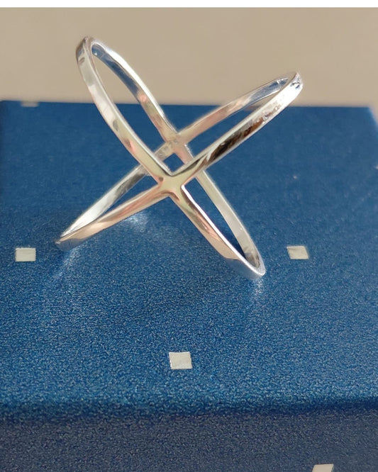 Anillo Cruzado de Plata de Ley con Baño de Rodio