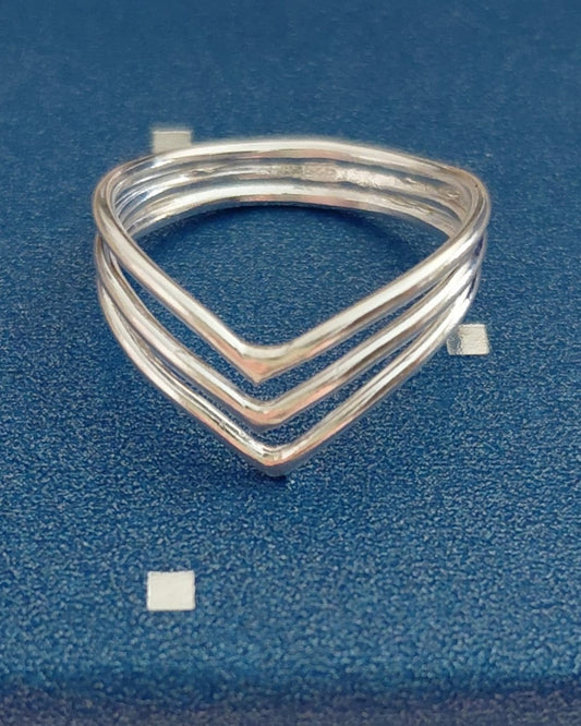 Anillo Triple V de Plata de Ley
