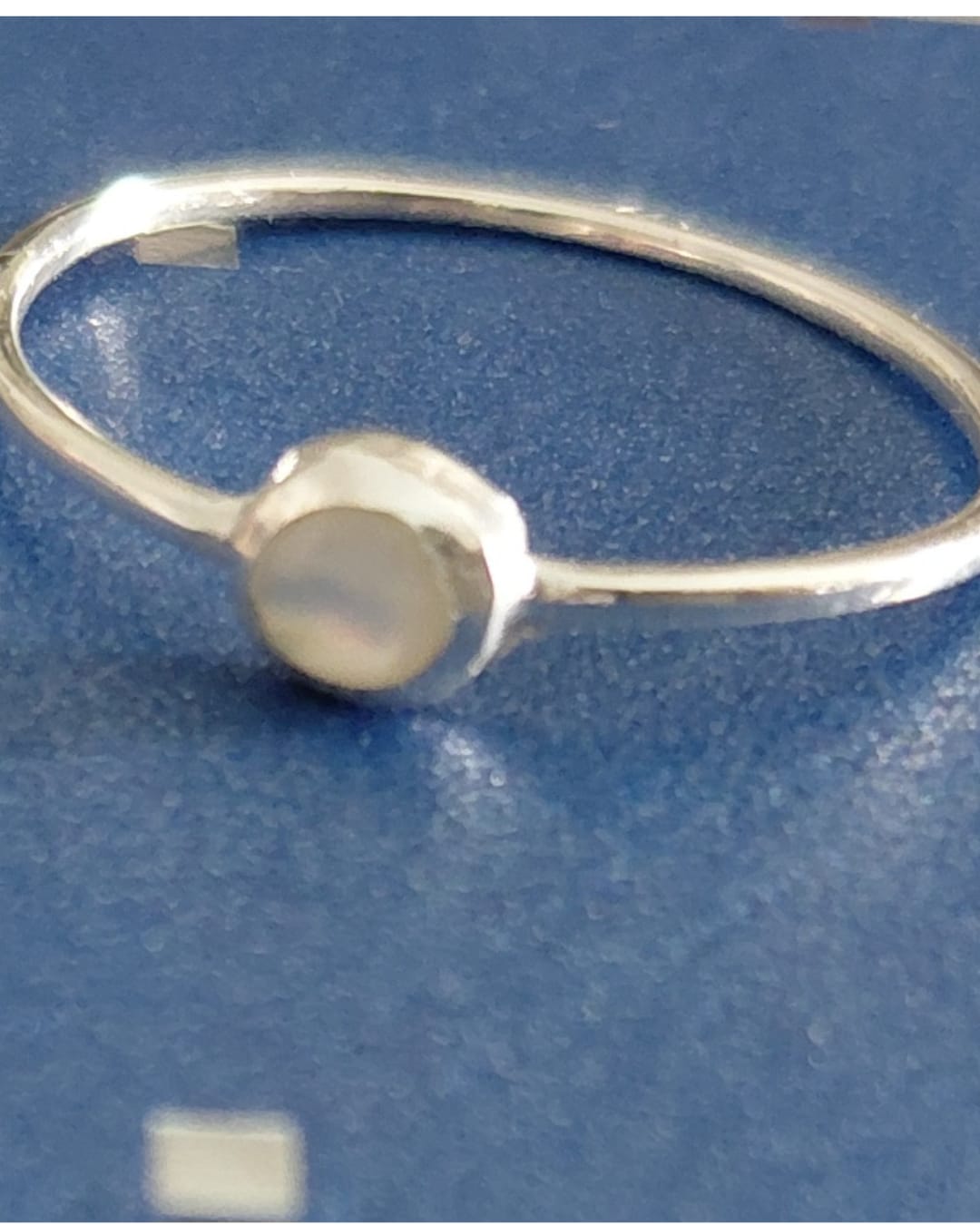 Anillo Fino con Centro de Nácar de Plata de Ley
