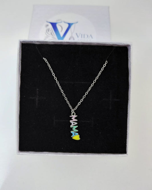 Collar Mamá con Letras de Colores y Corazón