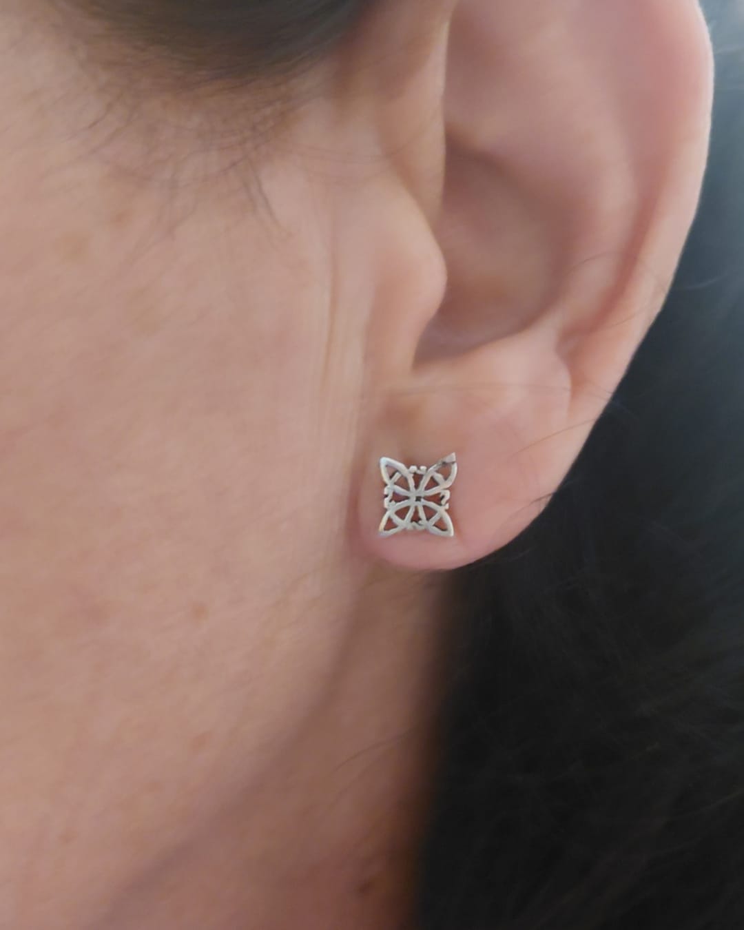 Pendientes Nudo de Bruja de Plata de Ley con Cierre de Tuerca