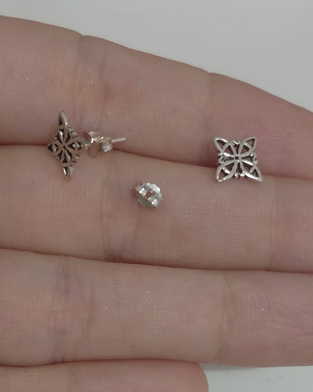 Pendientes Nudo de Bruja de Plata de Ley con Cierre de Tuerca